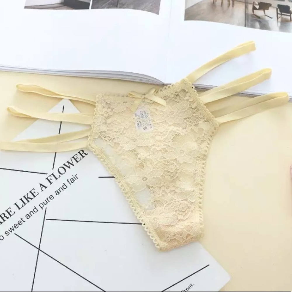 🎉 New Medium Cream Floral Lace Thong Panties NWT